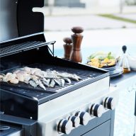   Barbecook BC-GAS-2038 Stella 4311 gázgrill, tárolóval, infravörös oldalégővel, 174x59x119cm